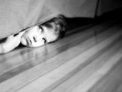 niño bajo cama